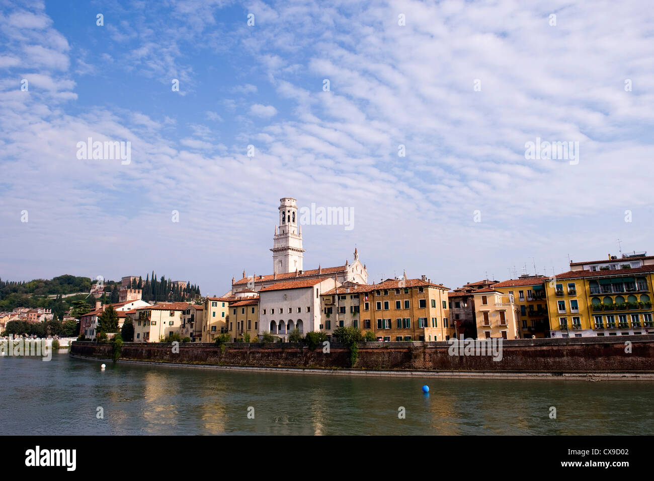 La romantica città di Verona con la vista della Cattedrale di Santa Maria Assunta e il fiume Adige Foto Stock