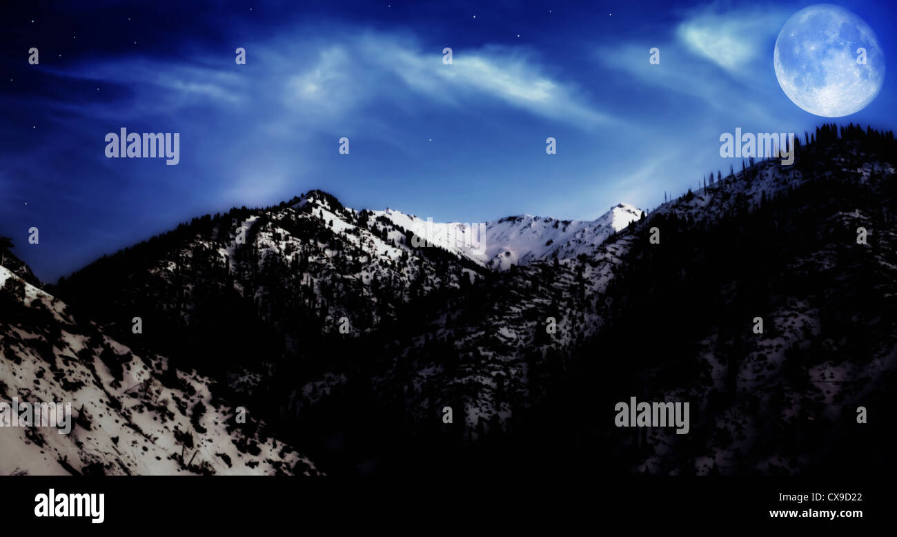 Di notte la montagna invernale paesaggio invernale con il giallo la luna e le stelle Foto Stock