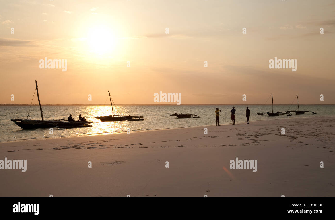 Dhow ormeggiati Michamwi sulla spiaggia al tramonto, Zanzibar africa Foto Stock