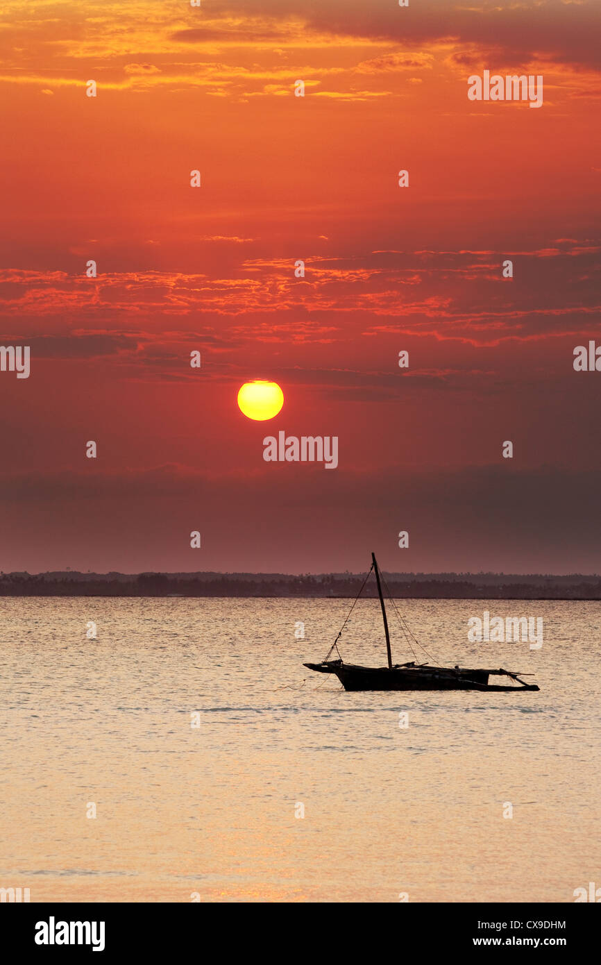 Dhow ormeggiati al tramonto, Michamwi beach, Zanzibar Tanzania Africa Foto Stock
