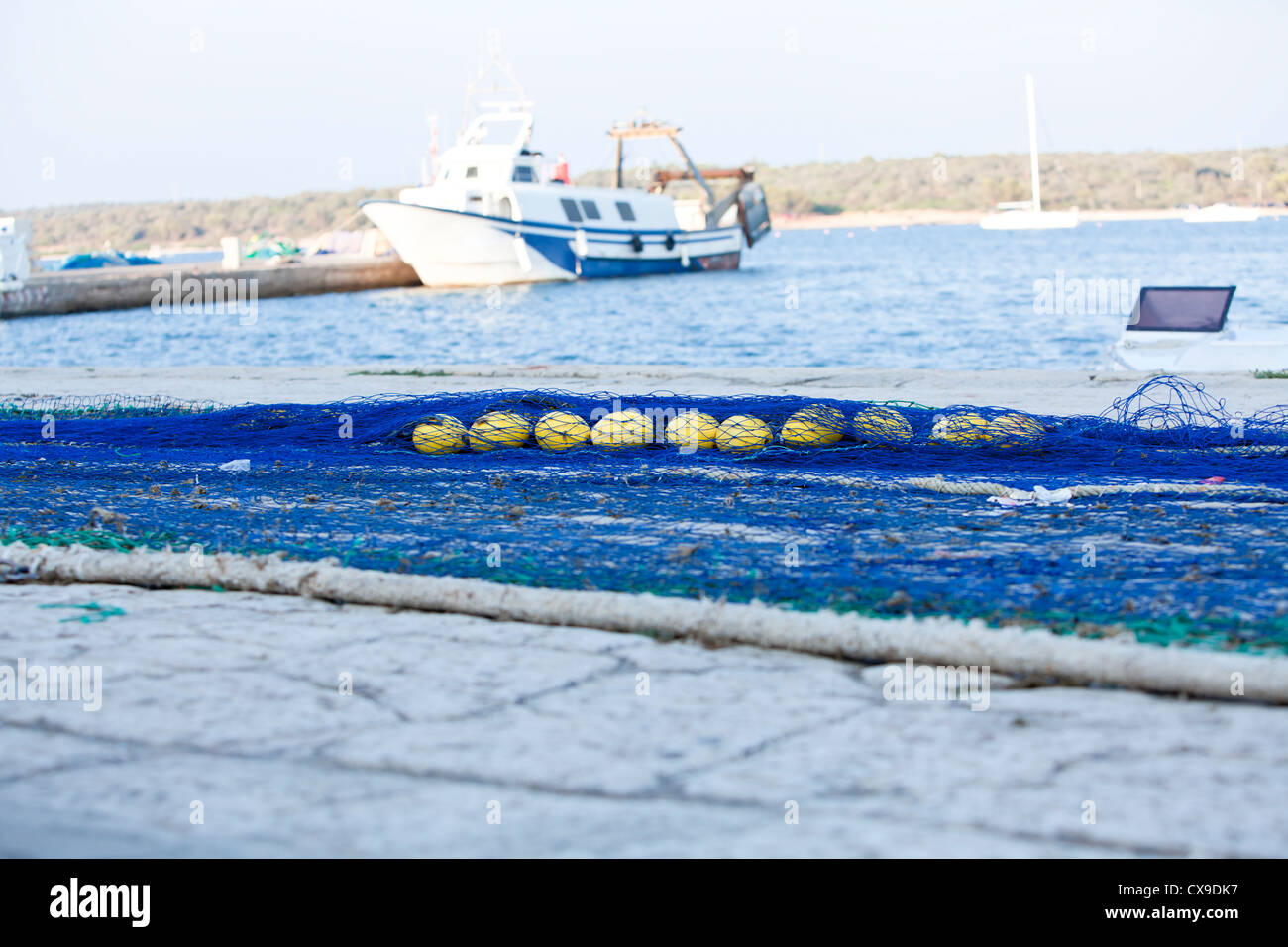 Tutina in rete con reti da traino a fune putdoor in estate in porto la pesca Foto Stock