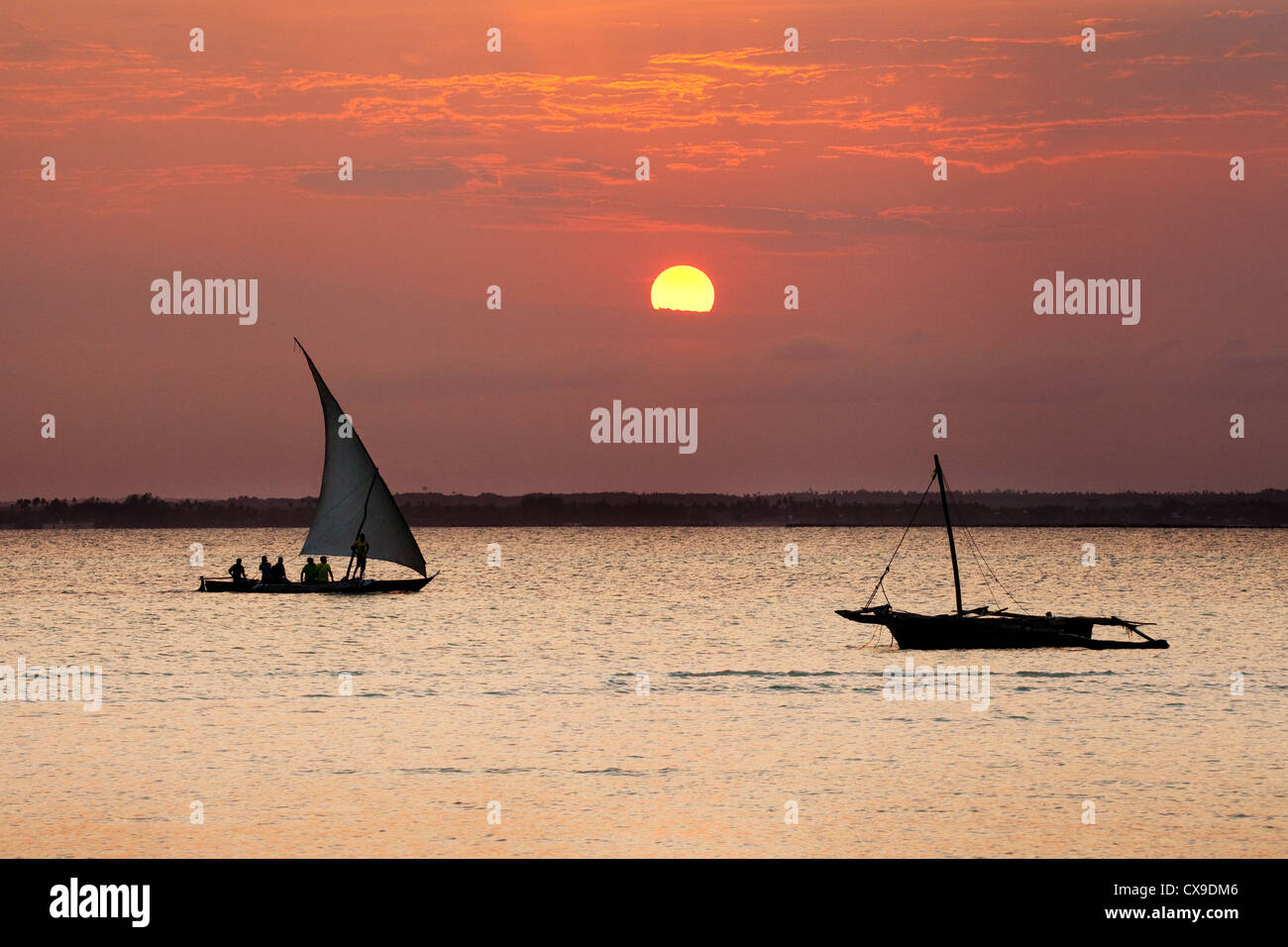Due dhow barca a vela al tramonto, Michamwi, Zanzibar Africa Foto Stock