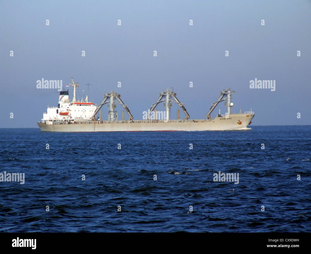 La Efdim Hope è una nave da carico utilizzata nel trasporto internazionale di merci, nella movimentazione efficiente di container e merci sfuse. Operando nelle reti logistiche globali, la nave svolge un ruolo essenziale nel trasporto di merci attraverso gli oceani, collegando i porti e facilitando il commercio globale. Il suo design dà priorità alla durata e alla capacità di carico. Foto Stock