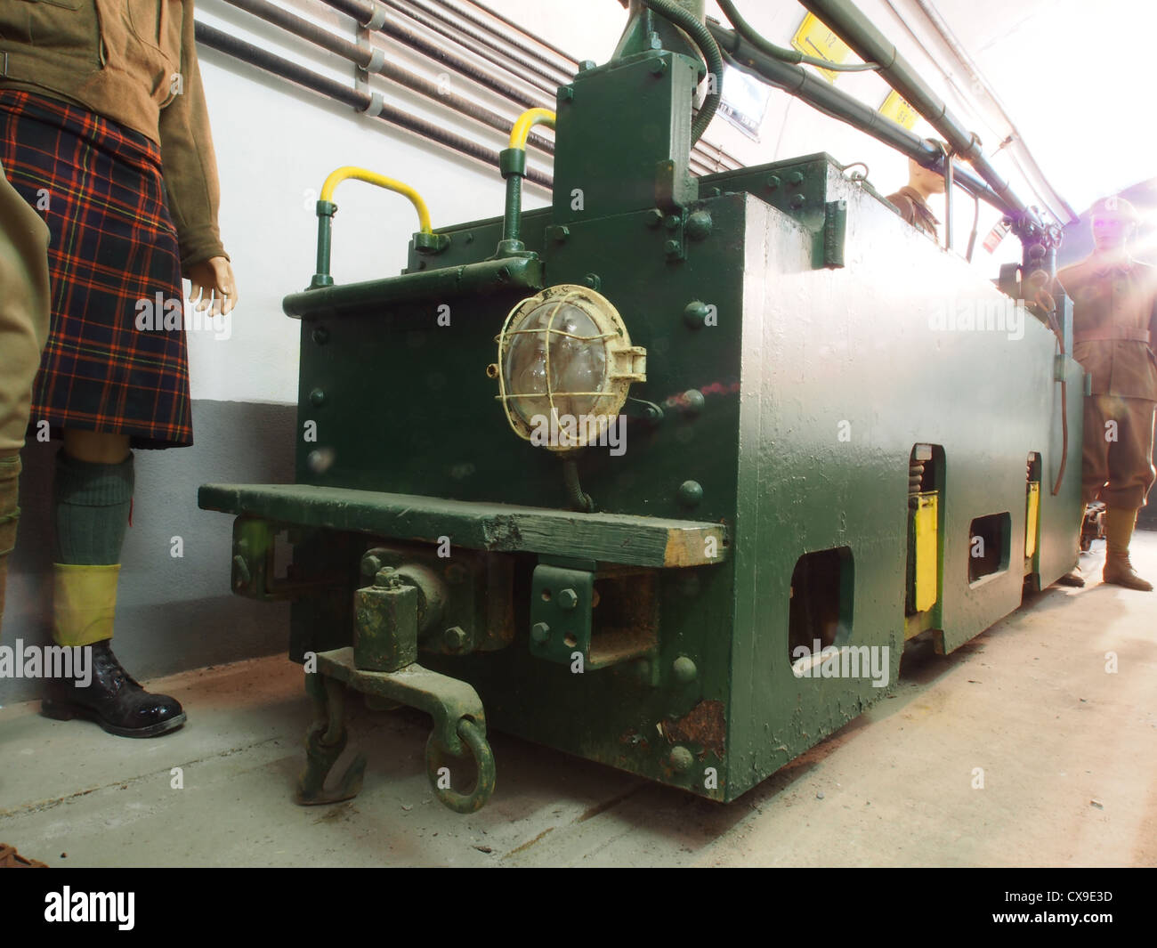 La Schneider-Westinghouse Electric shunter di tipo SW è una locomotiva di manovra ferroviaria, progettata per la commutazione e lo spostamento di automobili in stazioni e cantieri merci. Questa locomotiva, nota per il suo design efficiente, è utilizzata in vari ambienti industriali e ferroviari. Foto Stock