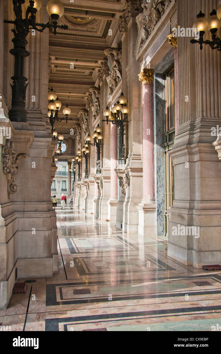 Con pavimento in marmo balcone di una altamente edificio ornato. Foto Stock