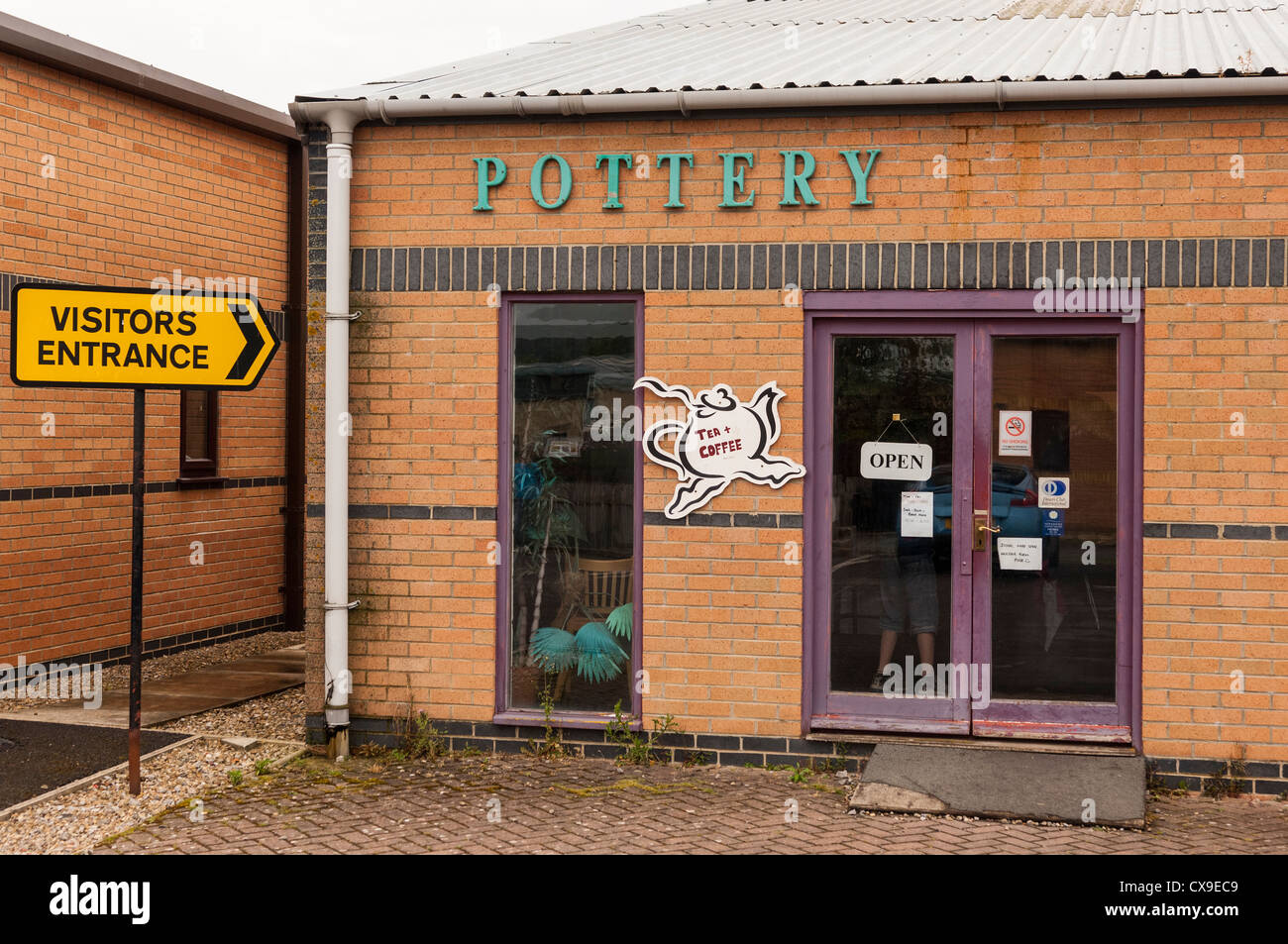 Il workshop Teapottery e cafe rendendo novità teiere in Leyburn in North Yorkshire, Inghilterra, Regno Unito Foto Stock