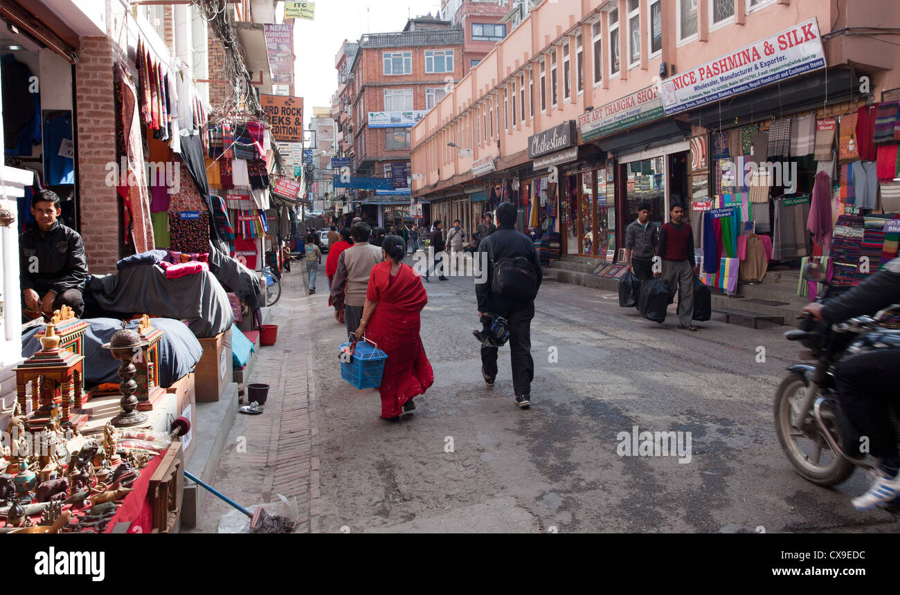 Scena di strada nel quartiere Thamel, Kathmandu, Nepal Foto Stock