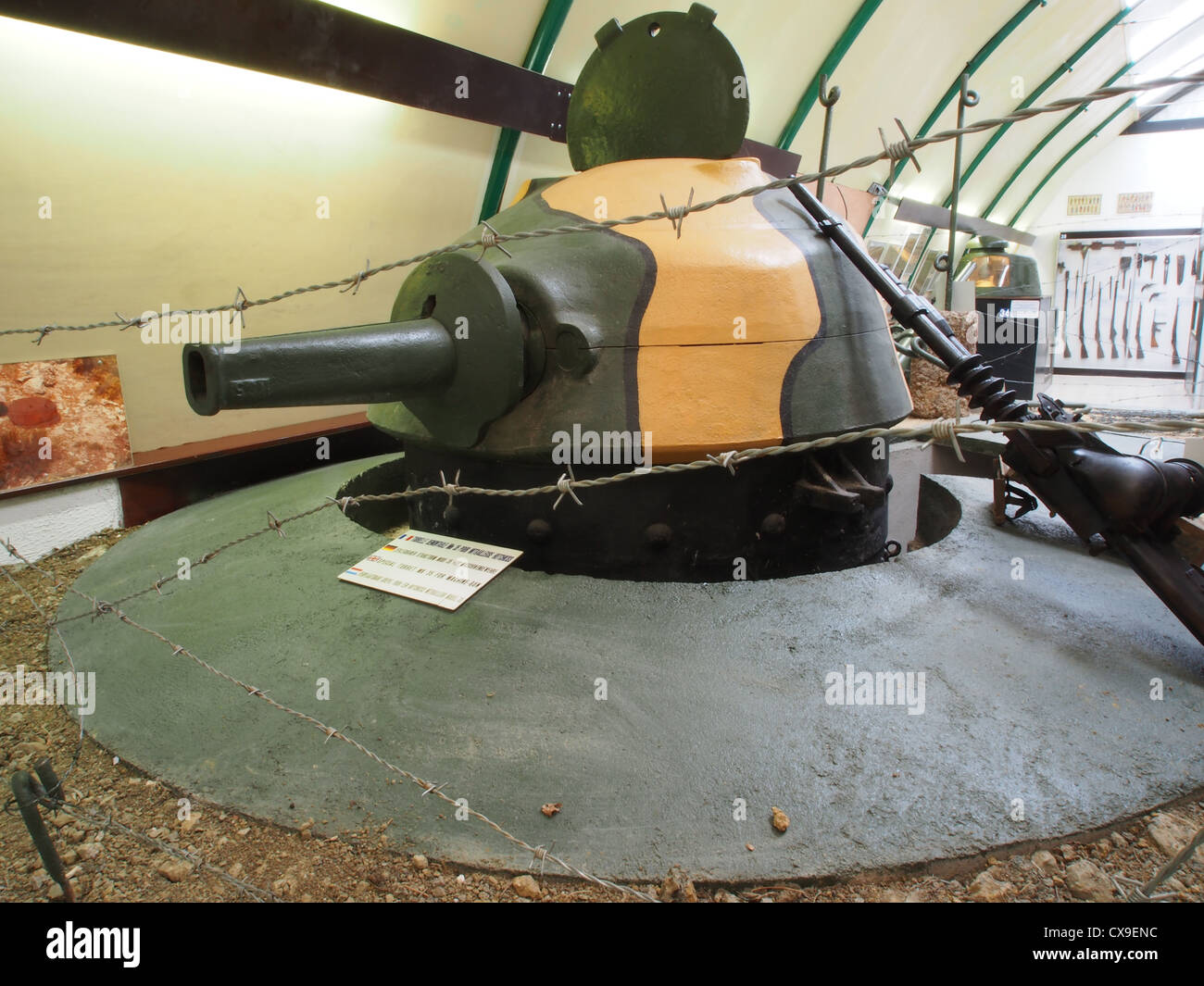 Fort de Fermont, situato in Francia, ospita la torretta Demontable Mle35 progettata per la mitragliatrice Hotchkiss. Il forte e il suo museo conservano la storia militare dei primi anni del XX secolo. Foto Stock