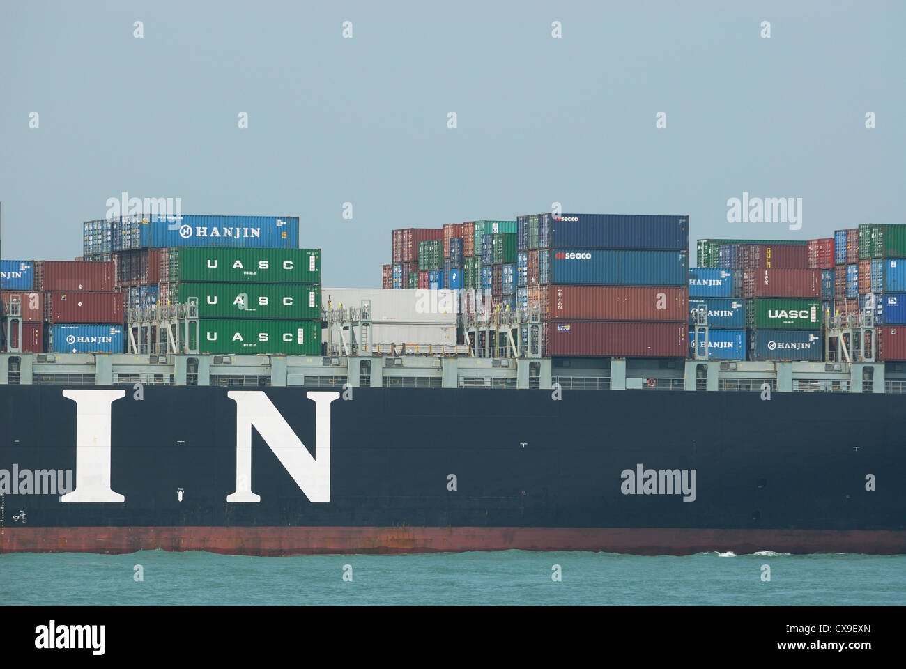 Portside di Hanjin contenitore freighter viaggiando in Occidente Lamma Canale di Hong Kong, Cina. Foto Stock