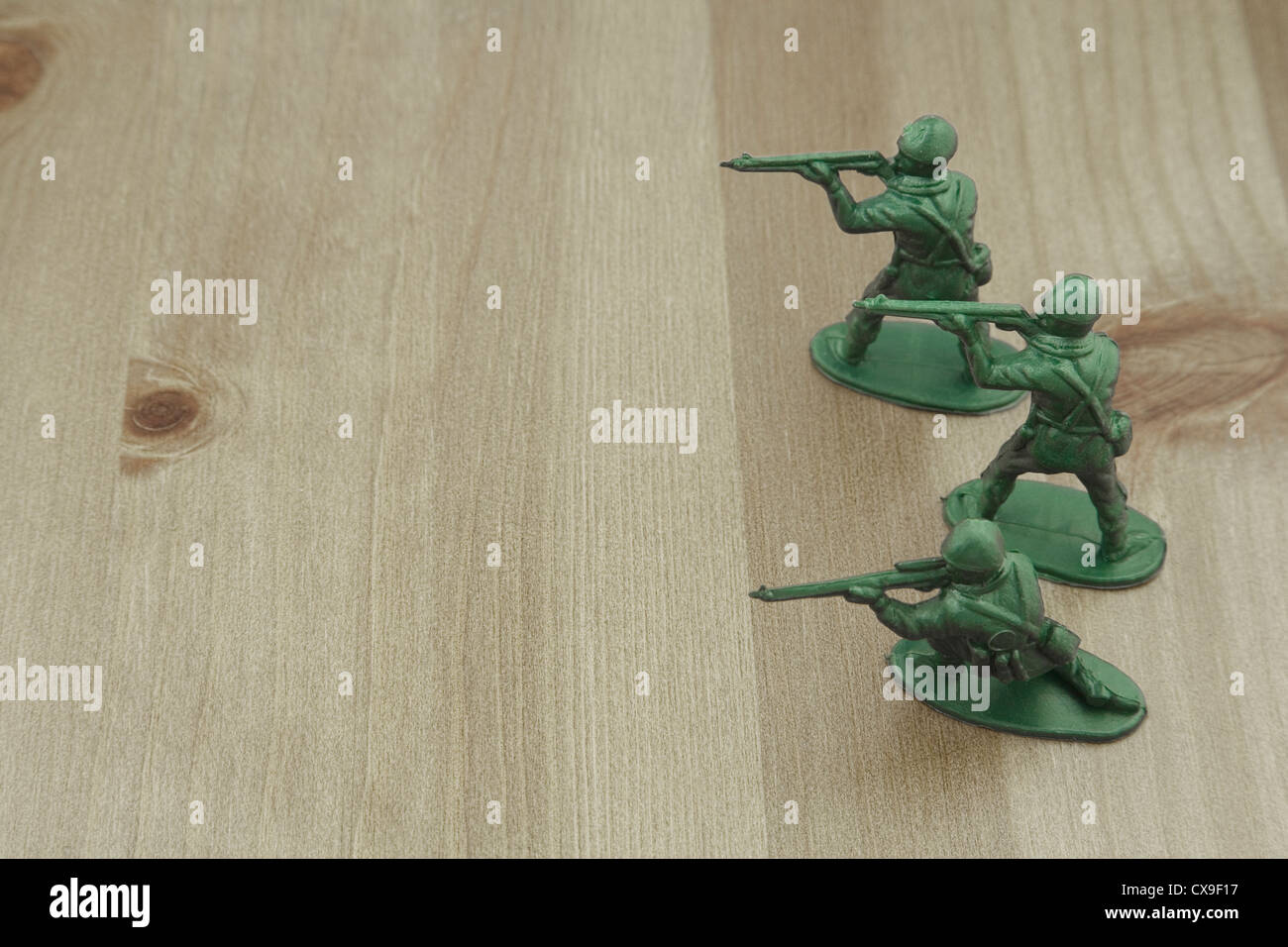 Immagine ravvicinata del giocattolo di plastica soldati su una tavola di legno, Foto Stock