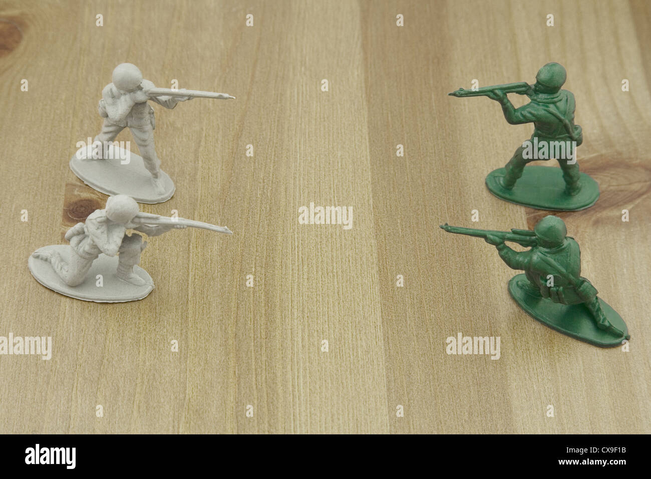 Immagine ravvicinata del giocattolo di plastica soldati su una tavola di legno, Foto Stock