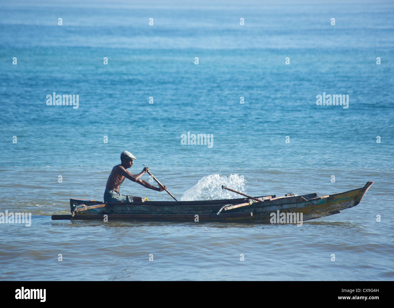 L'uomo la pesca in barca, Dili, Timor orientale Foto Stock