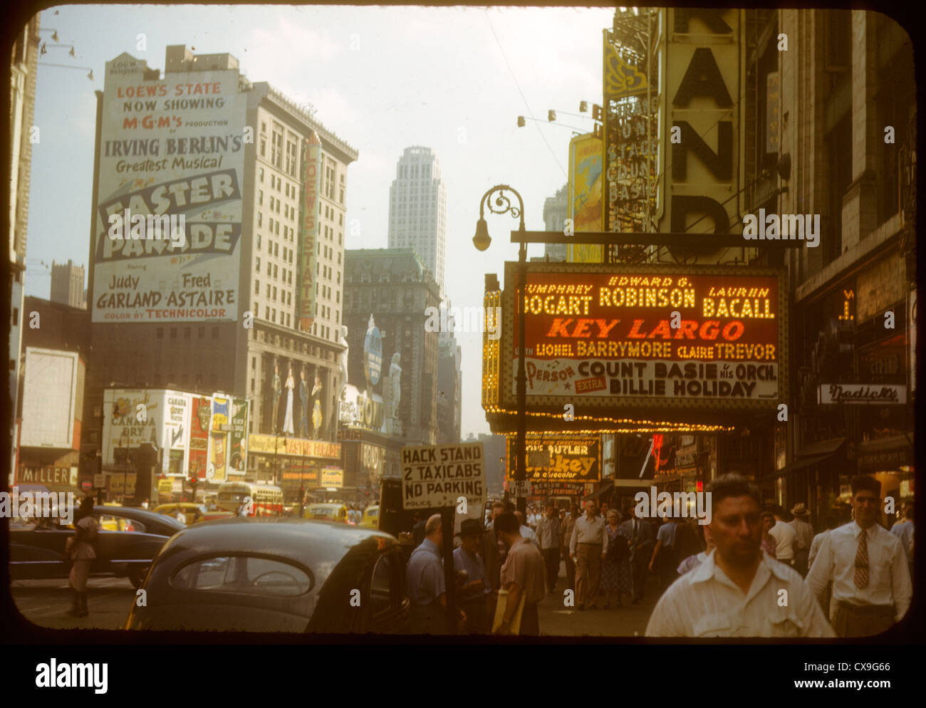 La città di New York Street scene 1948 1940s color kodachrome key largo Count Basie jazz club di Billie Holiday times square Loew's membro Foto Stock