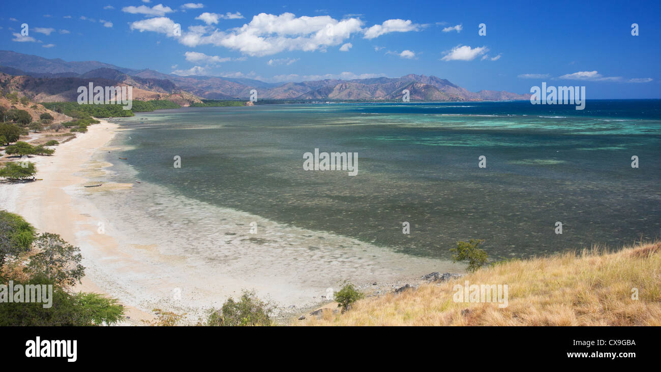 Vista di un vuoto spiaggia tropicale, Timor orientale Foto Stock