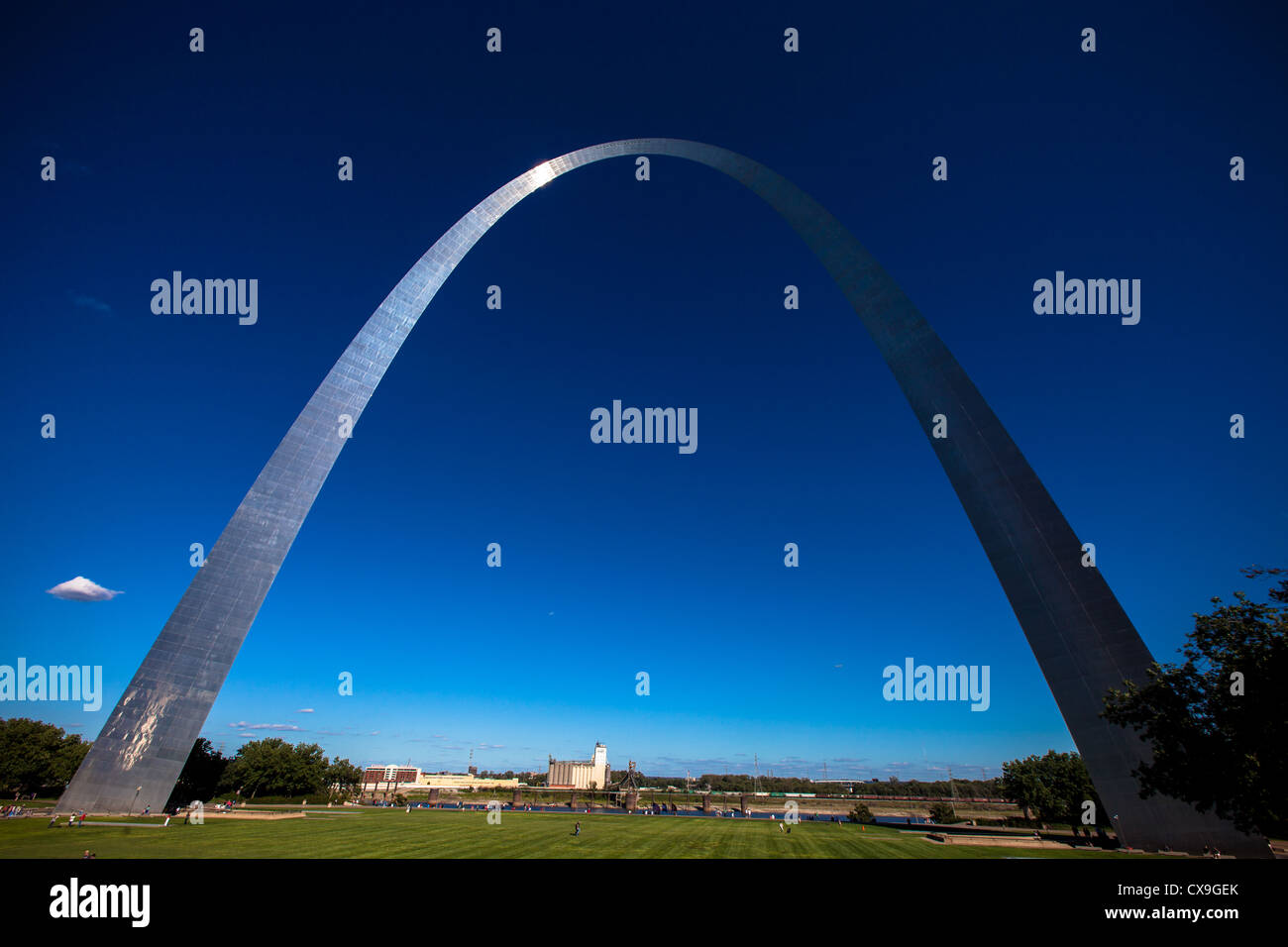 La famosa cattedrale di San Louis arch sorge alto sopra il centro cittadino e il fiume Mississippi. Foto Stock