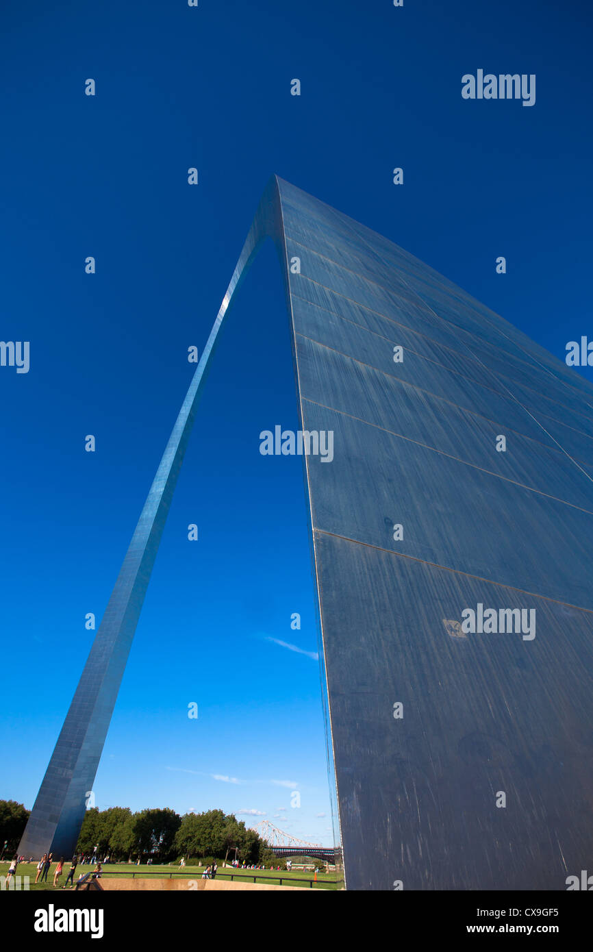La famosa cattedrale di San Louis arch sorge alto sopra il centro cittadino e il fiume Mississippi. Foto Stock