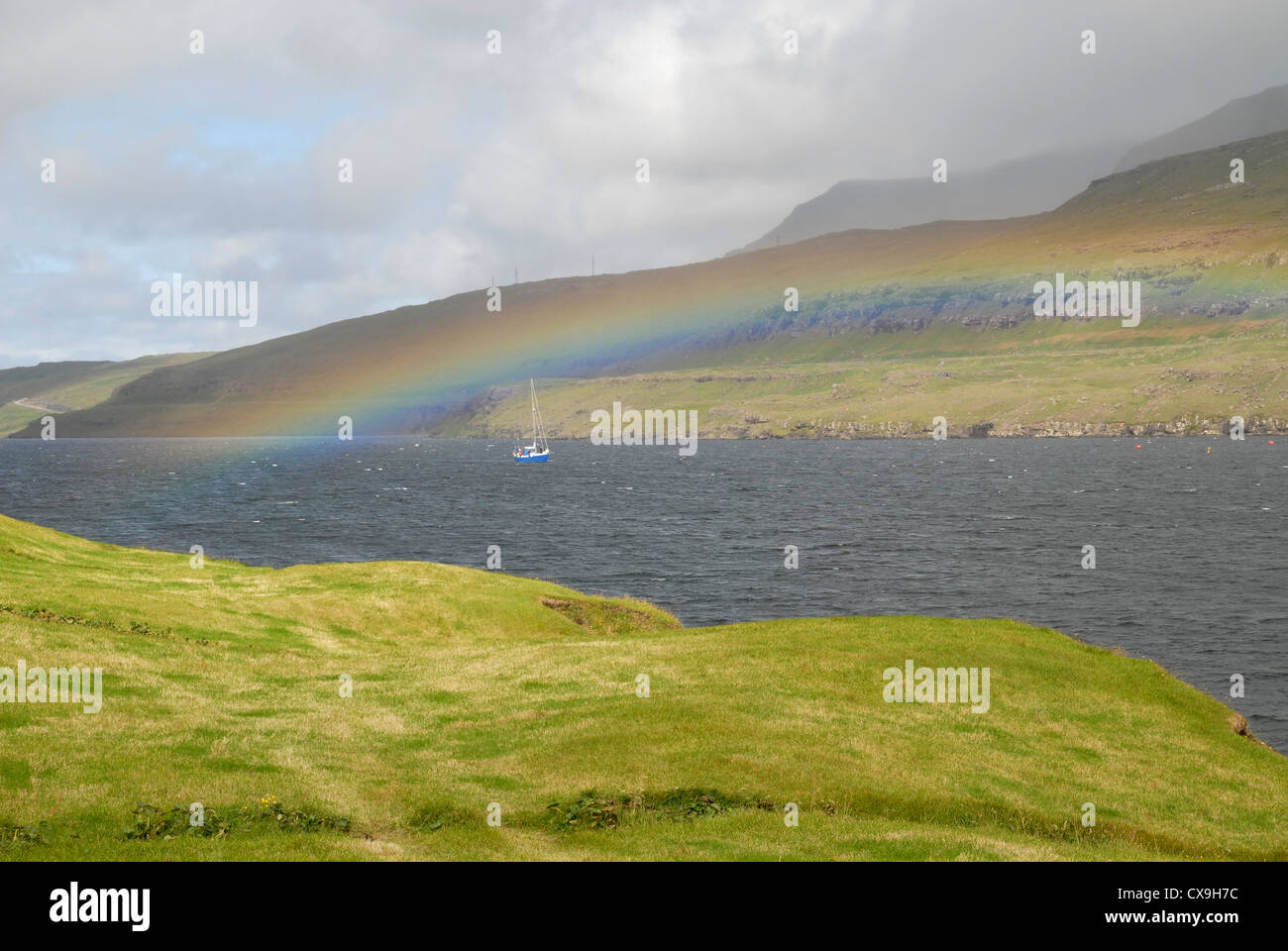 Imbarcazione a vela con arcobaleno, tra Streymoy e Esturoy, Isole Faerøer Foto Stock