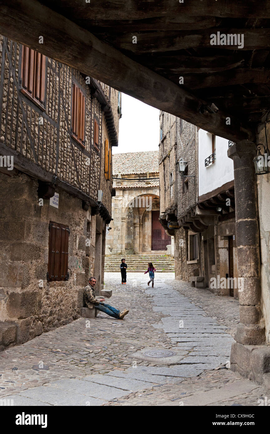 Vista verticale di una scena di strada attraverso la tipica architettura di colonne di quello di Alberca's Town, Salamanca, Spagna Foto Stock