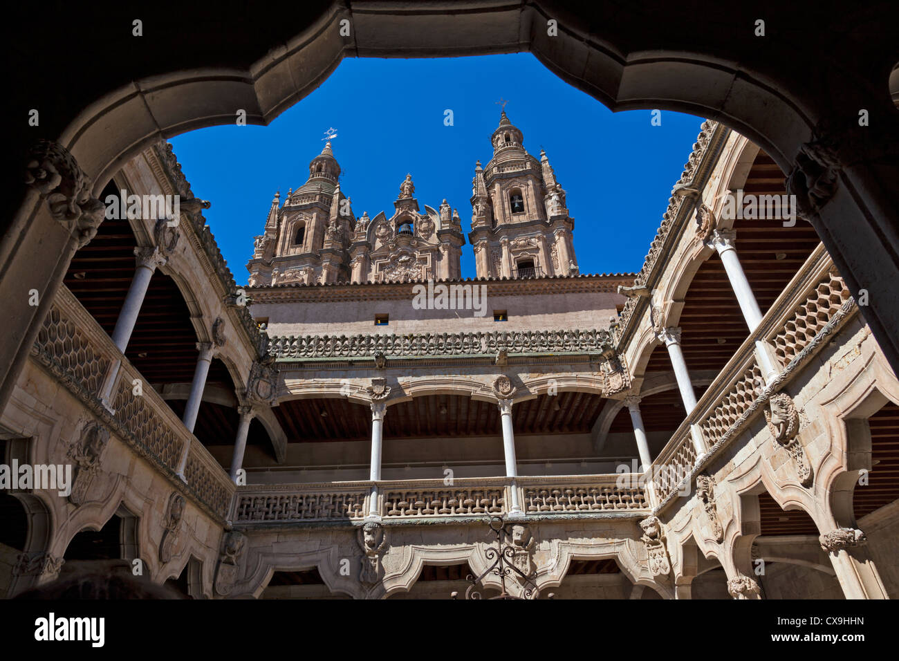 Clerecia chiesa e collegio dei Gesuiti dal cortile della Casa de las Conchas e la Pontificia Università di Salamanca, Spagna Foto Stock