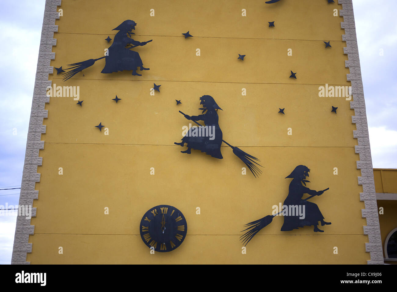 Streghe sulla scopa stickson un hotel a parete, Spagna. Foto Stock