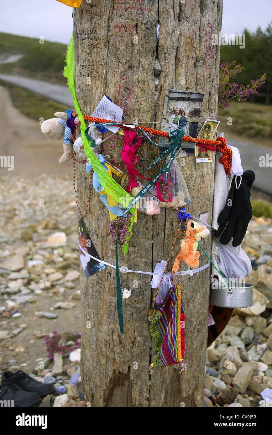 Crux de Ferro, Puerto Irago, Spagna. Foto e momentos attaccata alla croce. Foto Stock