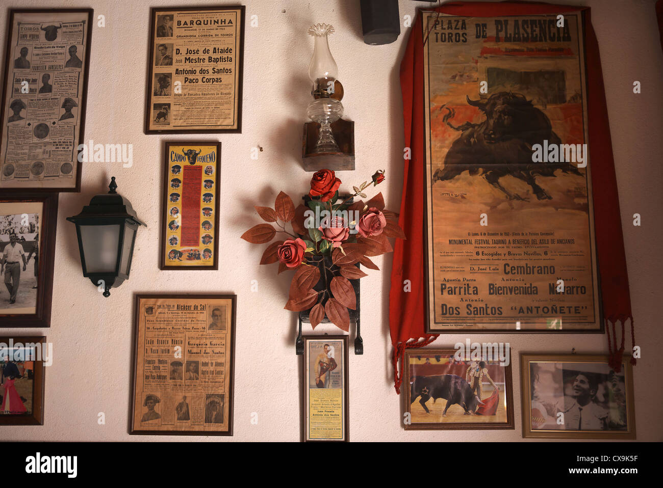 Corride memorabilia all interno di una taverna in Golega, Portogallo. Foto Stock