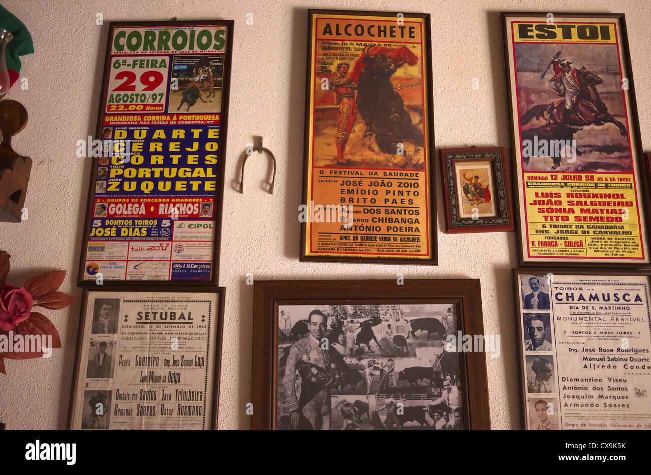 Corride memorabilia all interno di una taverna in Golega, Portogallo. Foto Stock