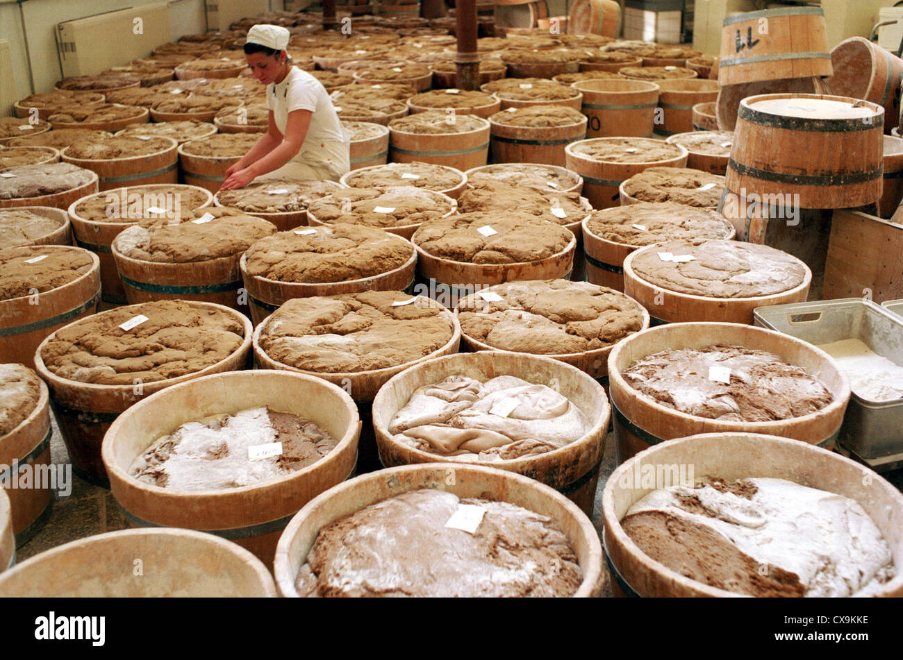 Pulsnitz, dipendente controlla in gingerbread Pulsnitzer Lebkuchenfabrik Foto Stock