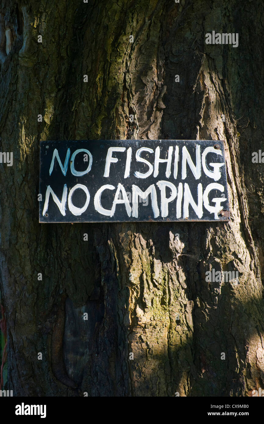 È vietata la pesca nessun segno di campeggio sulle rive del fiume Usk a Llanellen ponte in prossimità di Abergavenny Monmouthshire South Wales UK Foto Stock