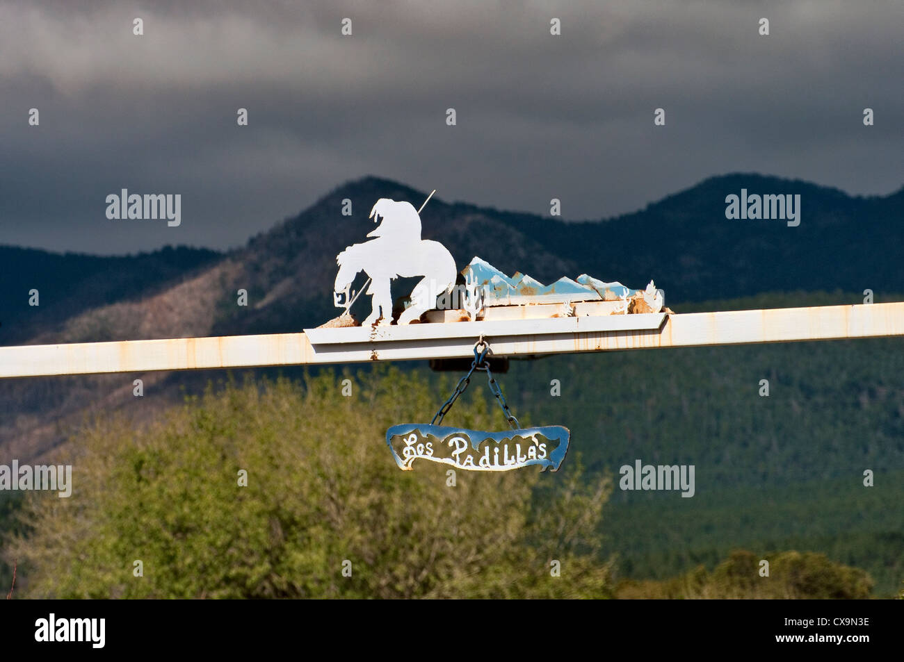 Ferro battuto ranch gate, Manzano Montagne dietro, di Manzano, Nuovo Messico, STATI UNITI D'AMERICA Foto Stock