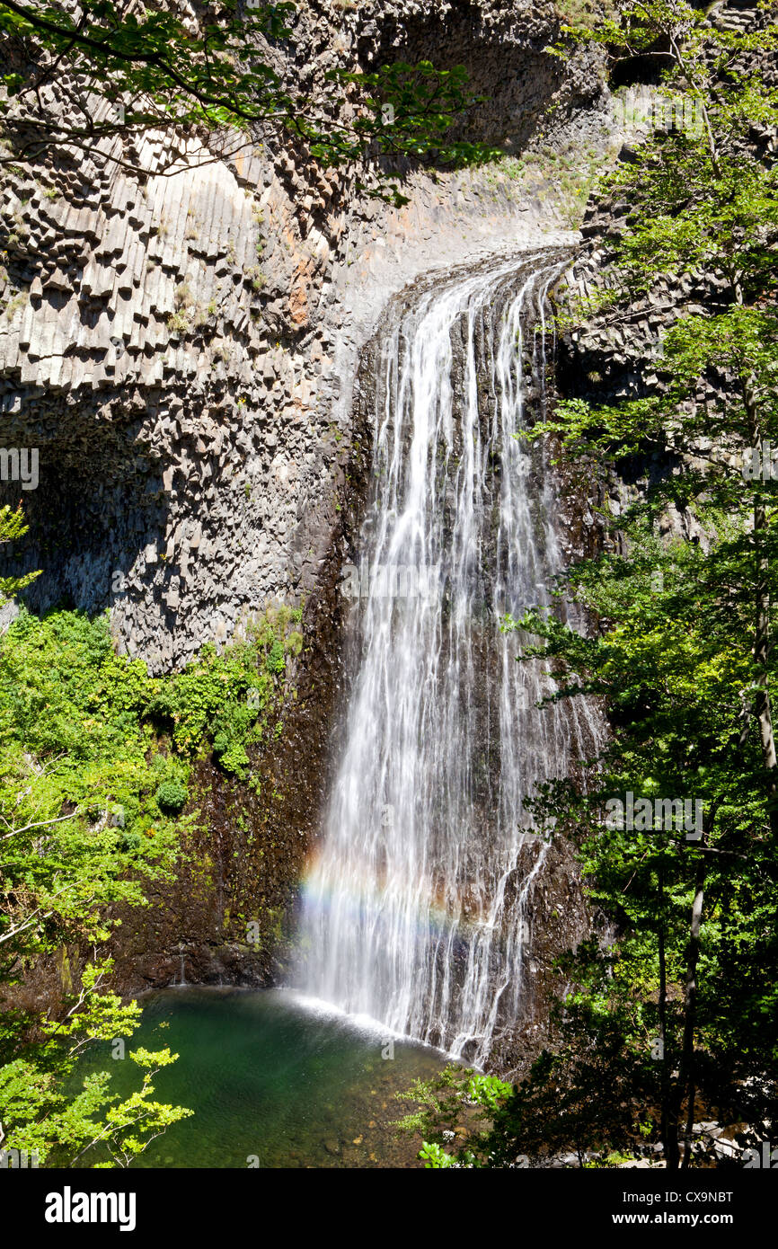 Cascata di Ray Pic in Francia con il rainbow, famosa cascata in Ardeche Foto Stock