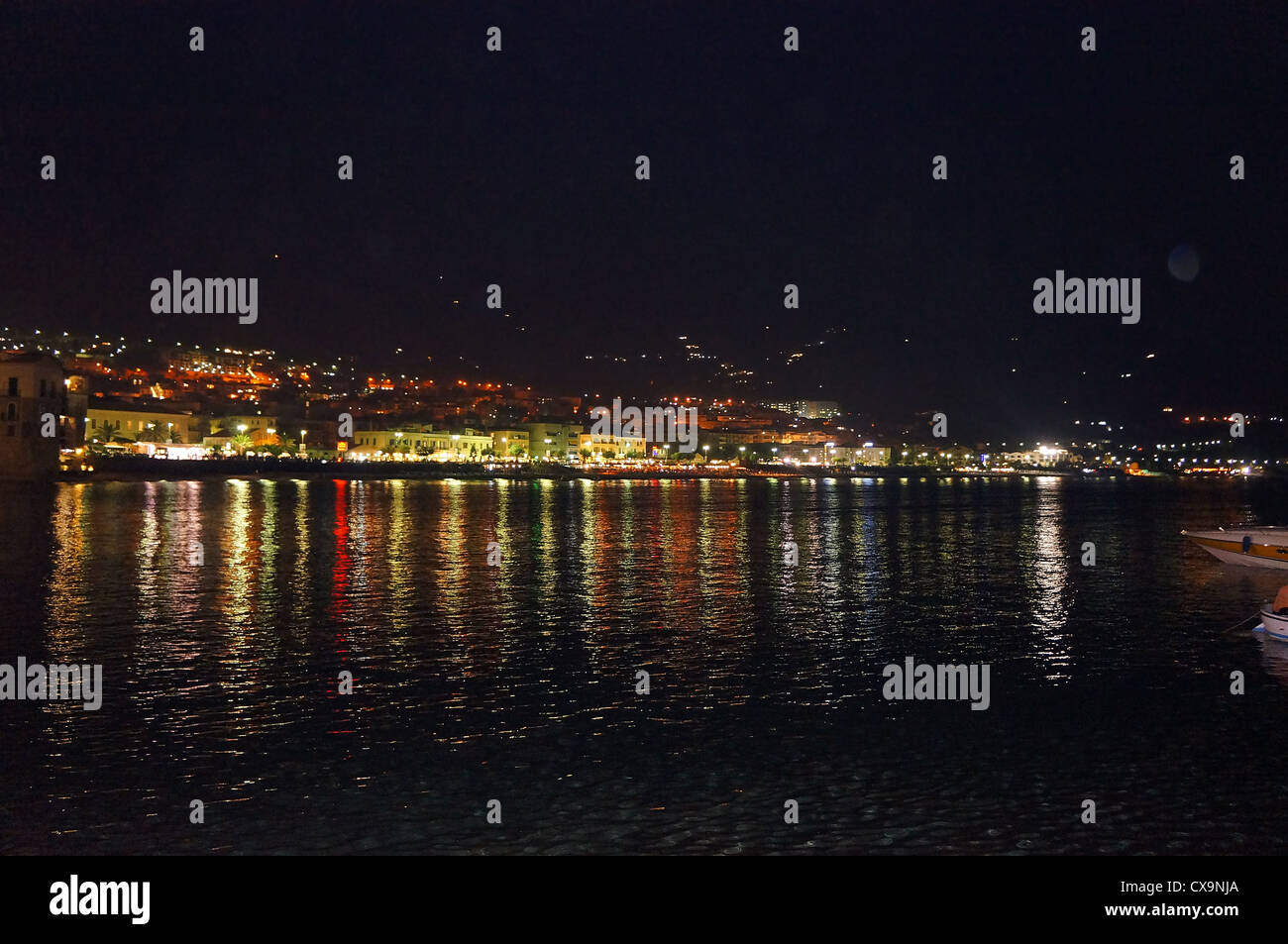 Vista notturna del lungomare della città di Cefalu' in Sicilia Foto Stock