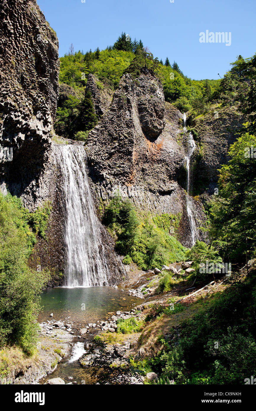 Cascata di Ray Pic in Francia con il rainbow, famosa cascata in Ardeche Foto Stock