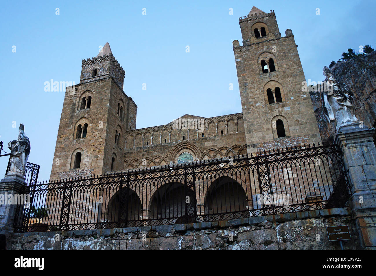 Veduta della facciata della cattedrale normanna di Cefalu' in Sicilia Foto Stock
