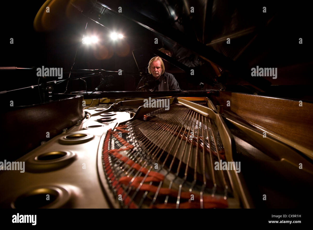Ritratto di Rick Wakeman seduto al pianoforte, Marlowe Theatre, Canterbury Kent Foto Stock