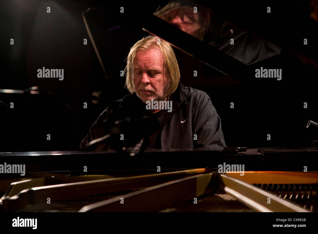 Ritratto di Rick Wakeman suonare pianoforte Marlowe Theatre, Canterbury Kent Foto Stock