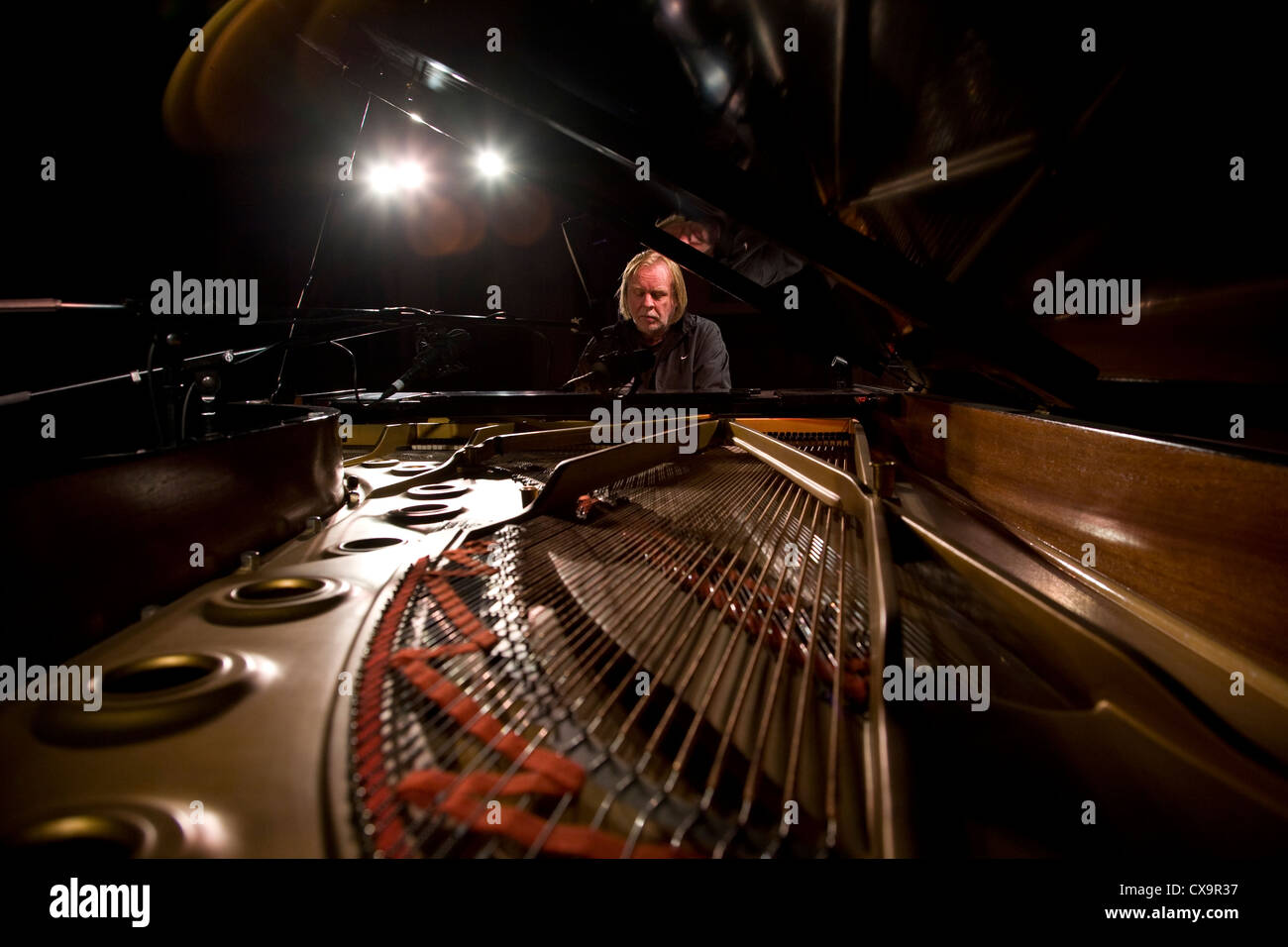 Ritratto di Rick Wakeman seduto al pianoforte, Marlowe Theatre, Canterbury Kent Foto Stock