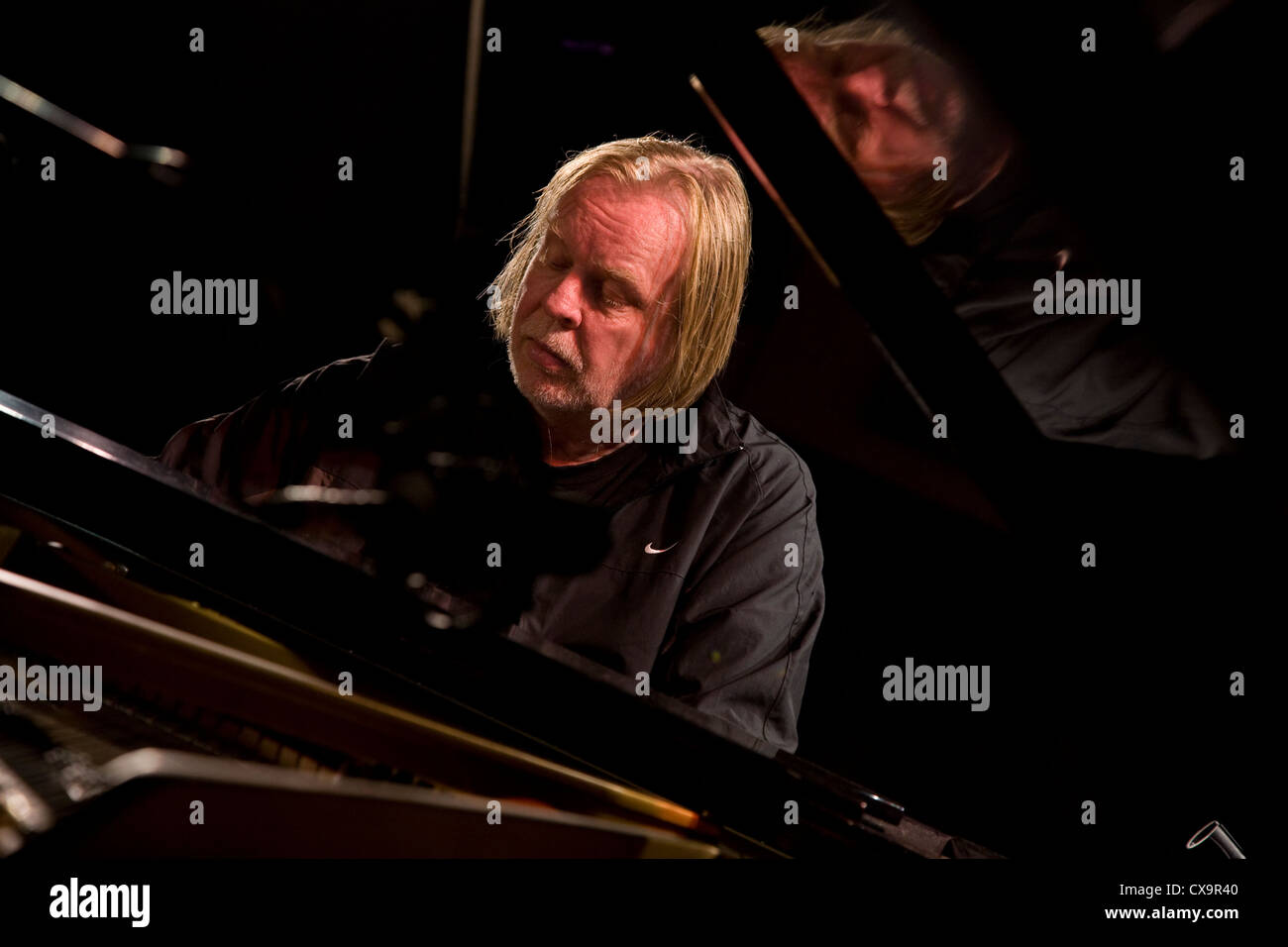 Ritratto di Rick Wakeman suonare pianoforte Marlowe Theatre, Canterbury Kent Foto Stock