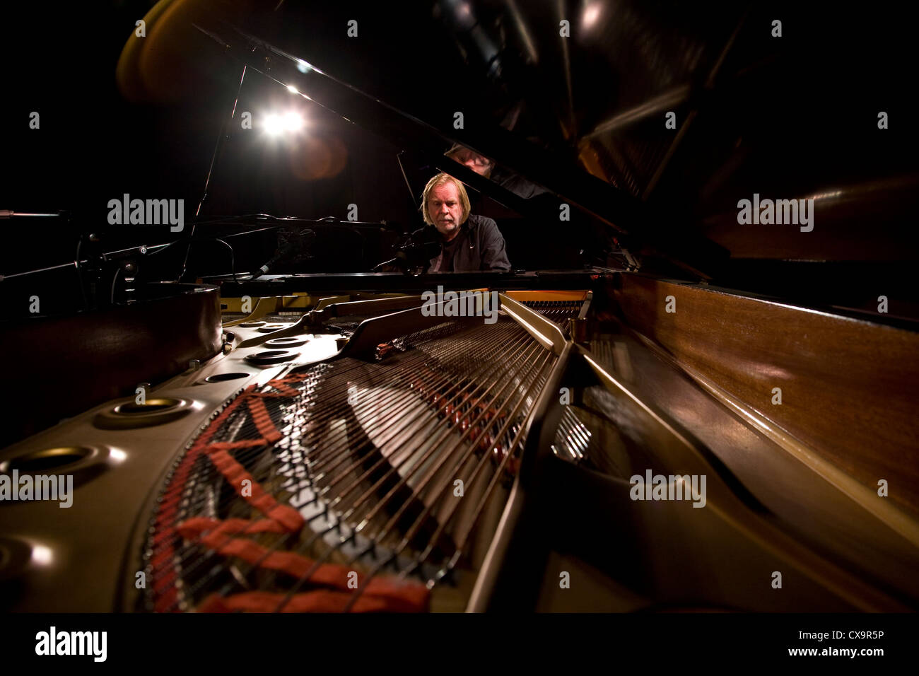 Ritratto di Rick Wakeman seduto al pianoforte, Marlowe Theatre, Canterbury Kent Foto Stock