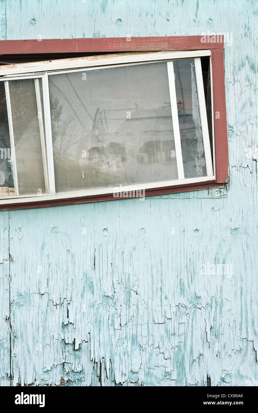 Casa abbandonata finestra come segno della recessione economica Foto Stock