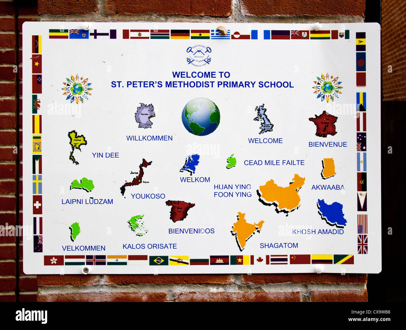 Multi Lingua segno di benvenuto St Peters Scuola metodista Canterbury Kent Foto Stock