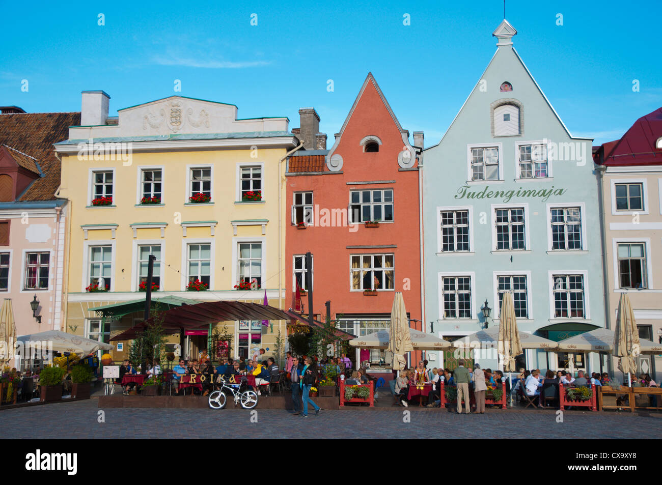 Raekoja plats la old town hall square Vanalinn la città vecchia di Tallinn Estonia Europa Foto Stock