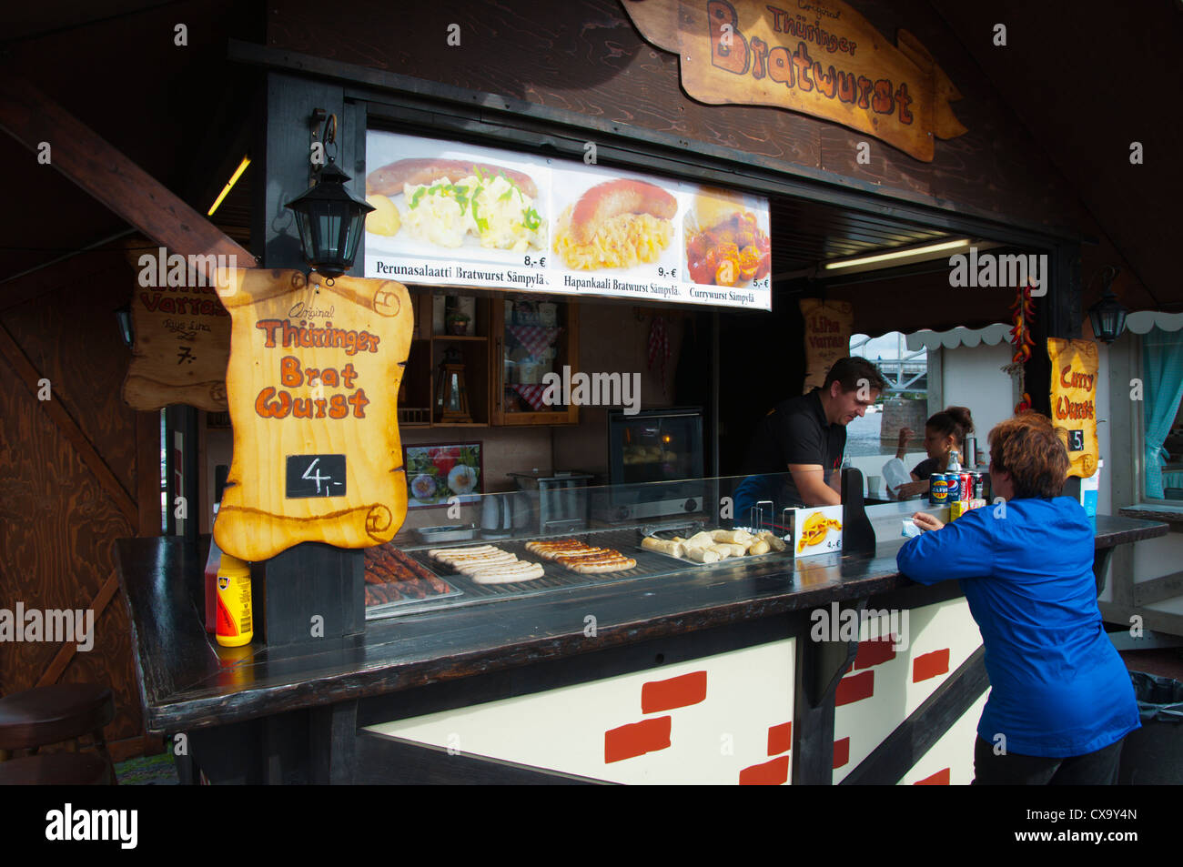 Stile tedesco salsiccia uno stand alla international foods market Pori Finlandia occidentale Europa Foto Stock