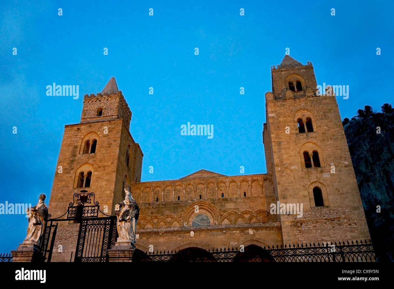 Veduta della facciata della cattedrale normanna di Cefalu' in Sicilia Foto Stock