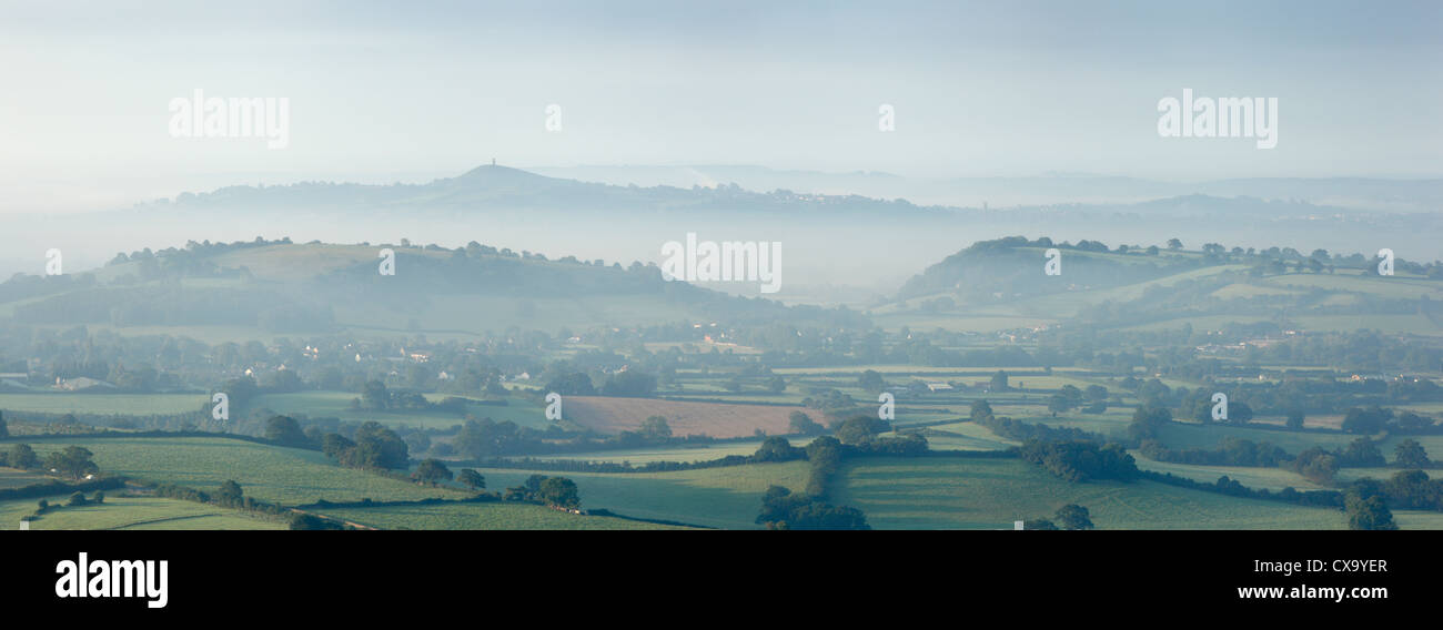 Glastonbury Tor e Somerset livelli nella nebbia di mattina. Somerset. In Inghilterra. Regno Unito. Foto Stock