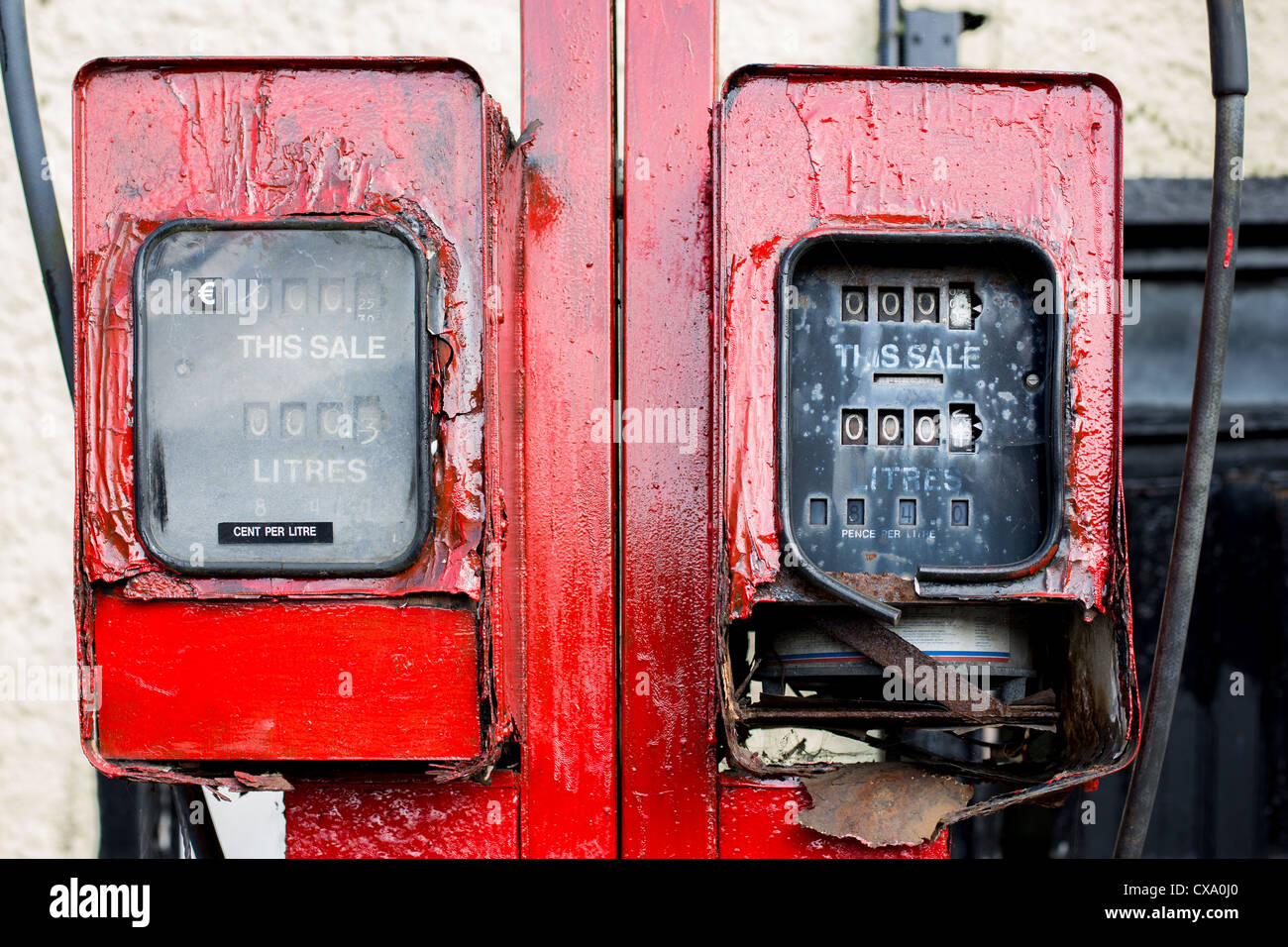 Vecchio rotto benzina pompa benzina Irlanda Foto Stock