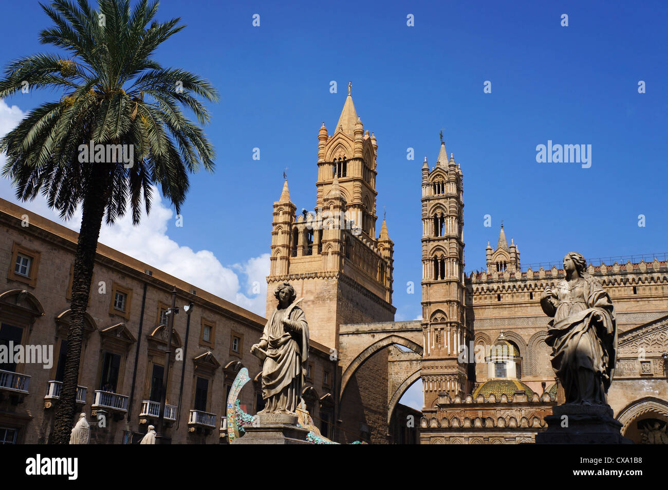 Vista esterna della cattedrale di Palermo in Sicilia con le sculture in marmo Foto Stock