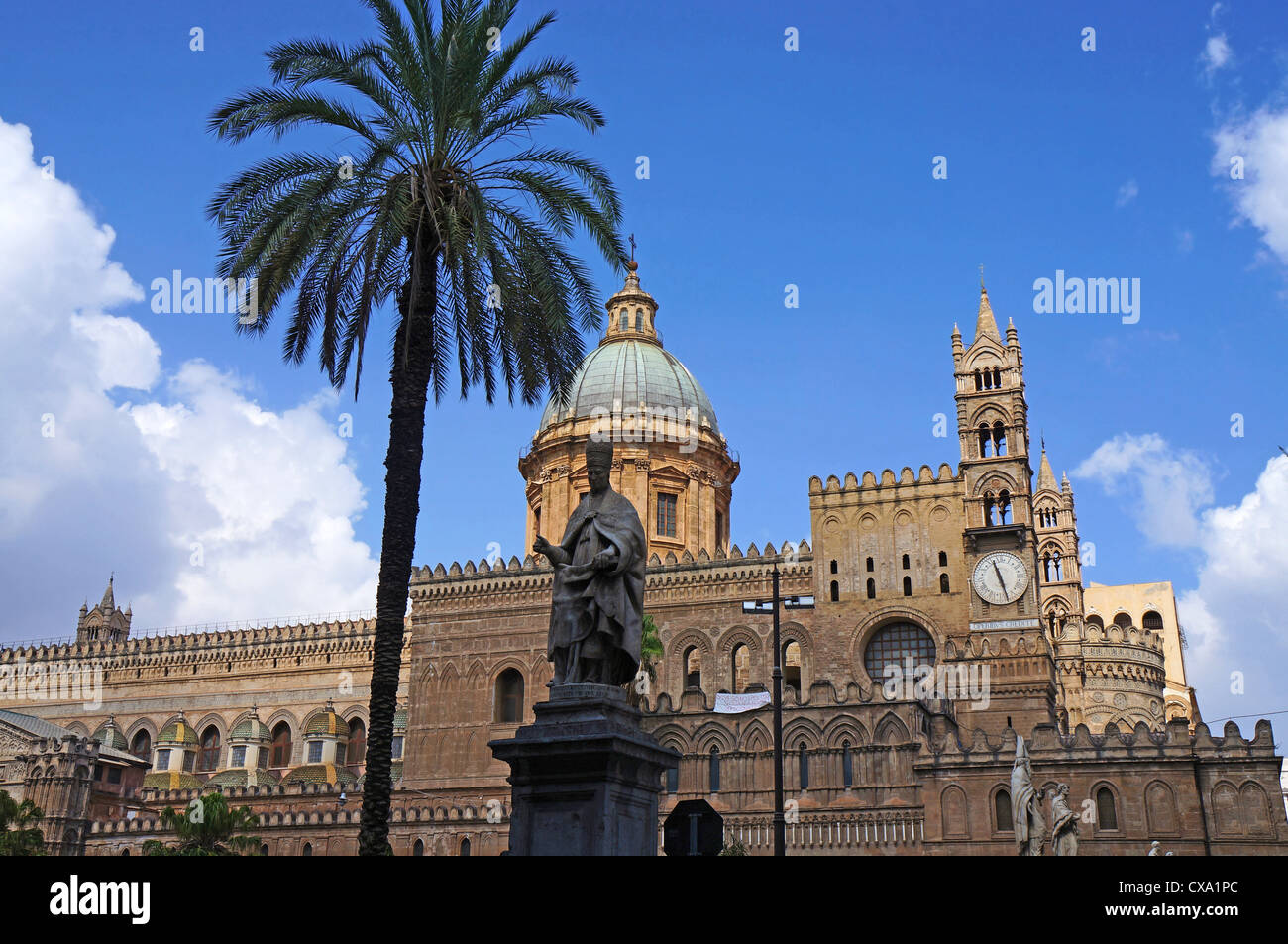 Veduta della facciata della cattedrale di Palermo in Sicilia Foto Stock