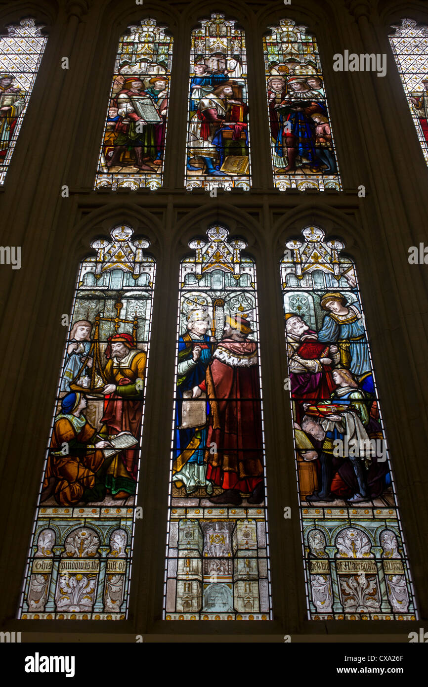 Il vetro macchiato di immagini di storici importanti figure medievale dalla città di Londra la storia, visto in The Guildhall. Foto Stock