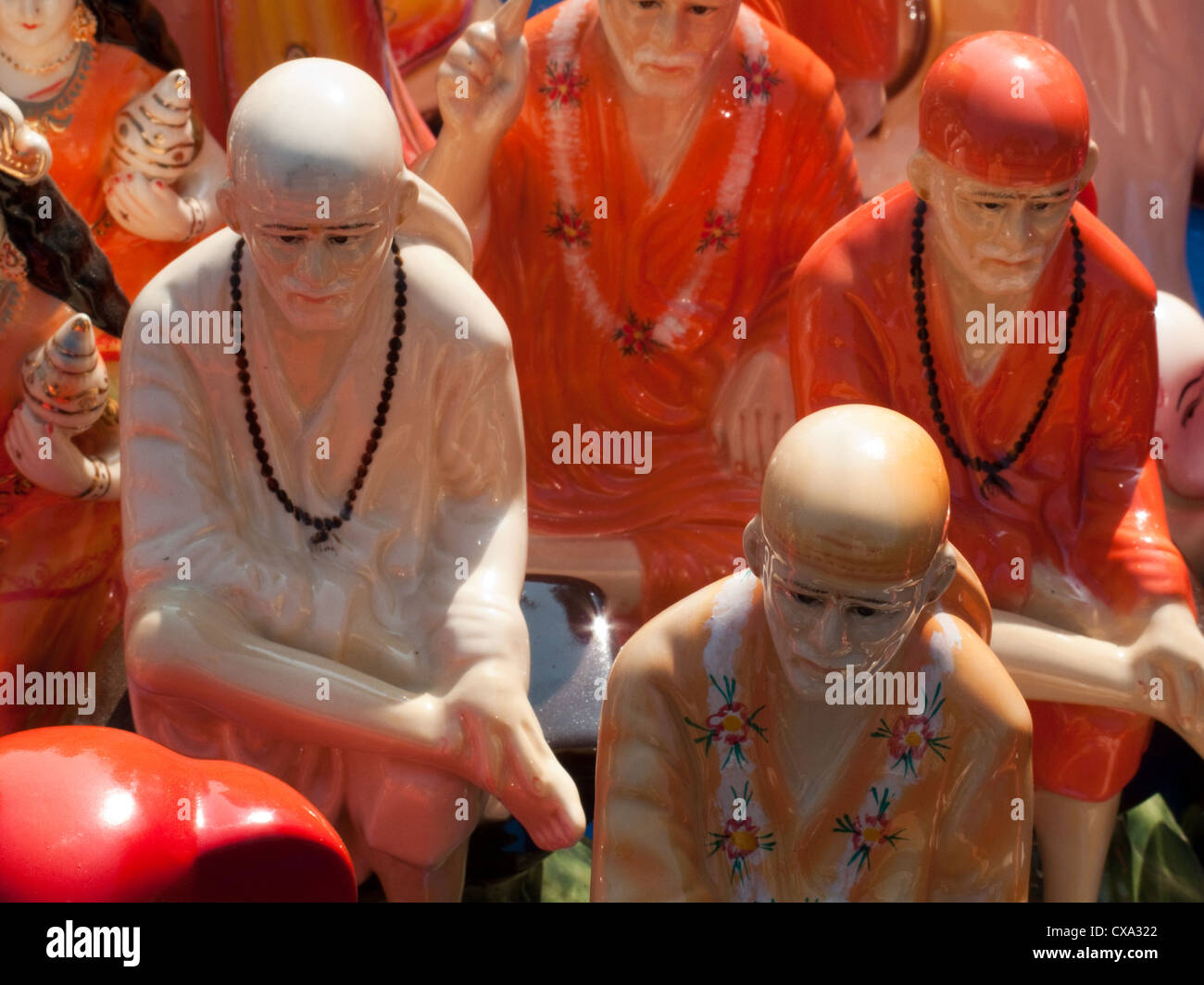 Un certo numero di statue del santo Shirdi Sai Baba per vendita a Surajkund Mela in Haryana in India, in abiti diversi. Foto Stock